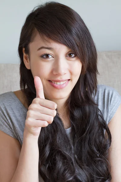 Frau gibt Daumen hoch, asiatische kaukasische Mischlingsrasse — Stockfoto