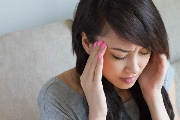 Donna con mal di testa, emicrania, stress, insonnia, postumi della sbornia, asiatico — Foto Stock