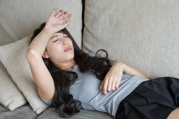 Wanita sakit, beristirahat dan berbaring di rumah, adegan dalam ruangan — Stok Foto