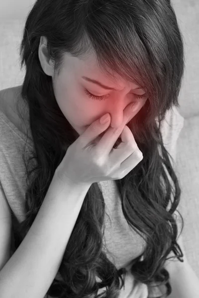 Malato donna soffre di influenza, freddo, naso che cola, asiatico caucasico — Foto Stock