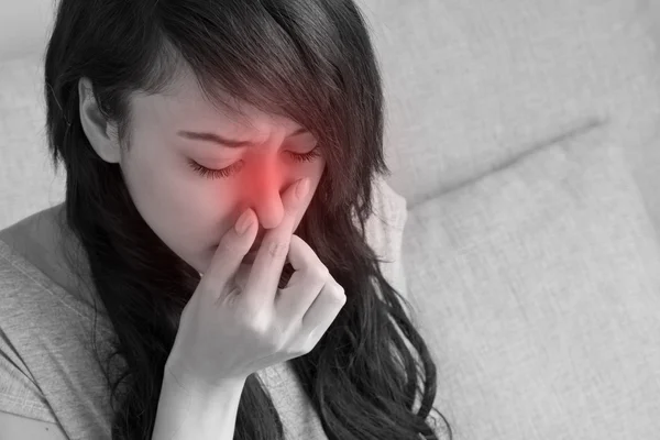 Nemocná žena trpí chřipkou, studenou, tekoucí nosem, asijským Kavkazem — Stock fotografie