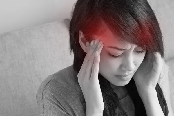 Mujer con dolor de cabeza, migraña, estrés, insomnio, resaca, asiáticas — Foto de Stock