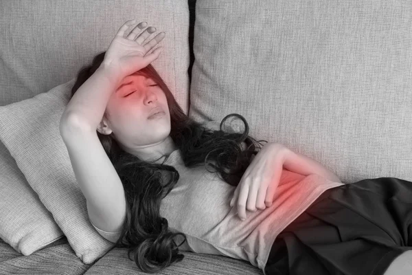 Больная женщина с многочисленными симптомами, отдыхающая и лежащая — стоковое фото