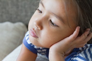 olumsuz duygu gösterilen üzgün ve mutsuz kız portresi