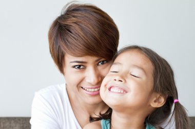 mutlu, gülümseyen, pozitif anne ve kızı sarılma