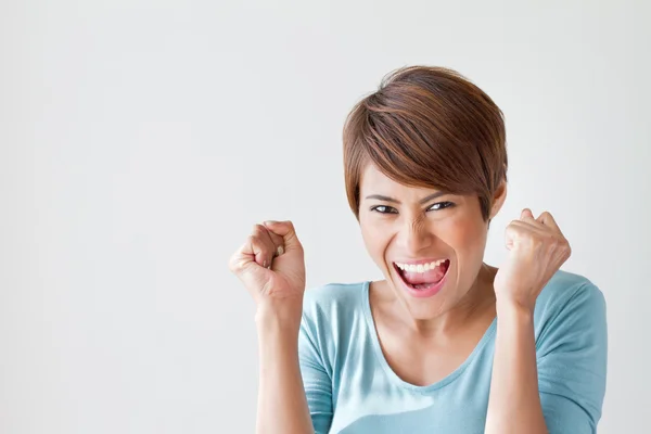 Leende, glad, positiv, upphetsad kvinna på vanlig bakgrund — Stockfoto