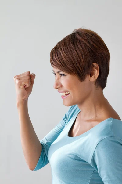 Glad, positiv, leende, självsäker kvinna på enfärgad bakgrund — Stockfoto