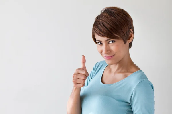 Beautiful, attractive, friendly, smiling woman giving thumb up — Stock Photo, Image