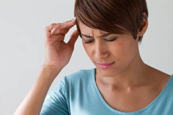 Sjuk kvinna med smärta, huvudvärk, migrän, stress, sömnlöshet — Stockfoto