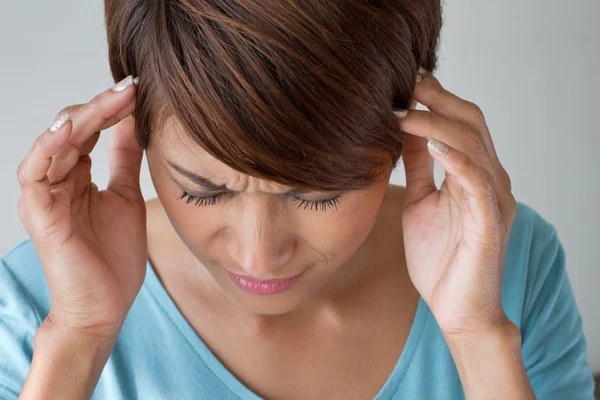 Kobieta cierpi na ból, ból głowy, mdłości, migrena, stres — Zdjęcie stockowe