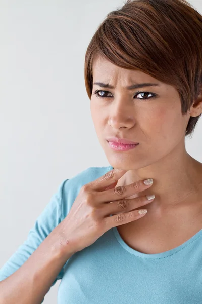 Mujer enferma con dolor de garganta, inflamación — Foto de Stock