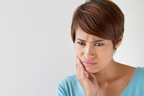 Orolig kvinna med tandvärk, orala problem, ångest humör — Stockfoto