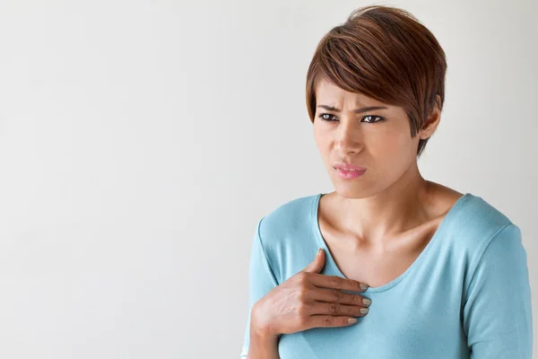 Chora kobieta z atak serca, ból w klatce piersiowej, problemy zdrowotne — Zdjęcie stockowe