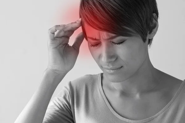 Больная женщина с болью, головной болью, мигренью, стрессом, бессонницей — стоковое фото