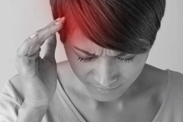 Mujer enferma con dolor, dolor de cabeza, migraña, estrés, insomnio —  Fotos de Stock