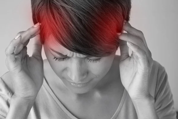 Mujer sufre de dolor, dolor de cabeza, enfermedad, migraña, estrés — Foto de Stock