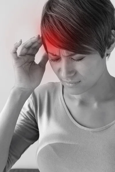 Mujer enferma con dolor, dolor de cabeza, migraña, estrés, insomnio —  Fotos de Stock