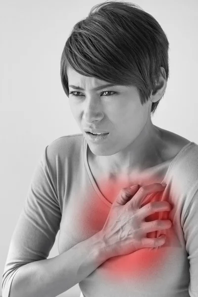 Sjuk kvinna med plötslig hjärtattack symptom — Stockfoto