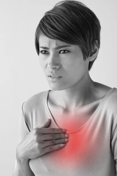Wanita sakit dengan serangan jantung, nyeri dada, masalah kesehatan — Stok Foto