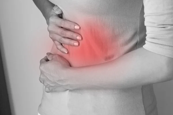 Menstruação dor ou dor de estômago, mão segurando barriga close-up — Fotografia de Stock
