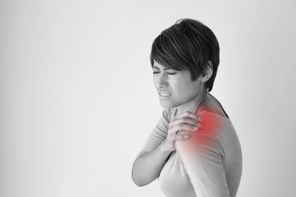Mulher com dor ou rigidez no ombro — Fotografia de Stock