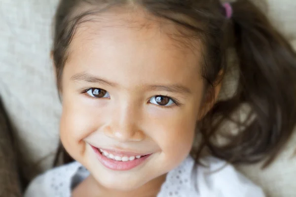 Retrato de cerca de la chica feliz, positiva, sonriente, juguetona —  Fotos de Stock