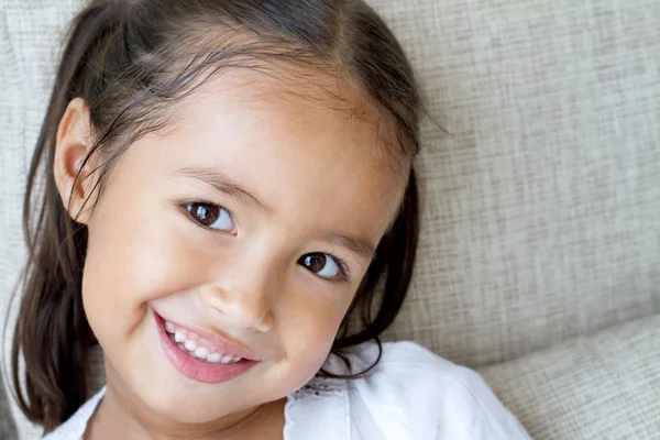 Retrato de feliz, positivo, sonriente, juguetón asiático caucásico chica —  Fotos de Stock