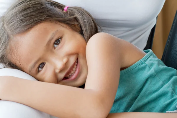 Feliz, lindo, sonriente niña, hija jugando en el regazo de su madre —  Fotos de Stock