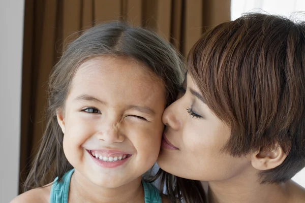 Mamma kysser hennes dotter ' s kind — Stockfoto