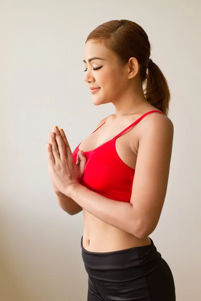 미소, 행복, 긍정적인 피트 니스 여자 요가 meditatio 연습 — 스톡 사진