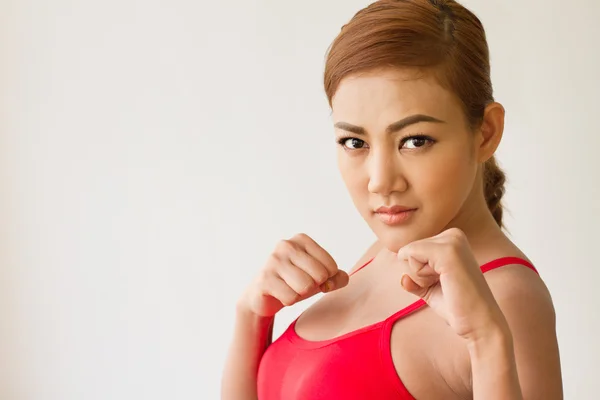 Strong woman on her guard : concept of martial arts, boxing, fig — Stock Photo, Image