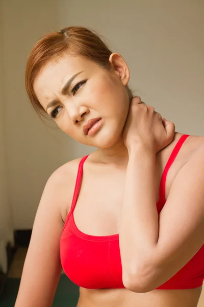 Wanita yang menderita nyeri leher, cedera — Stok Foto
