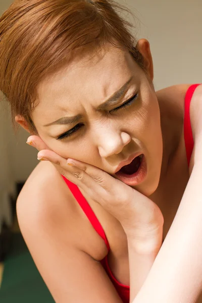 Mujer que sufre de dolor de mandíbula, dolor de muelas, sensibilidad dental — Foto de Stock