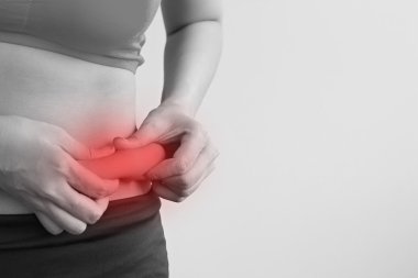 Bir kadının eli karnından şişmanlıyor.