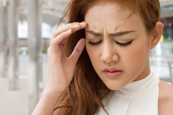 Donna malata soffre di mal di testa, emicrania, sbornia, stress — Foto Stock