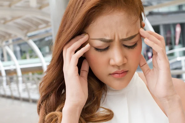 Mujer enferma sufre de dolor de cabeza, migraña, resaca, estrés — Foto de Stock