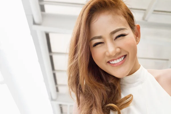 Retrato de mujer feliz y sonriente en el ambiente de la ciudad con texto s —  Fotos de Stock