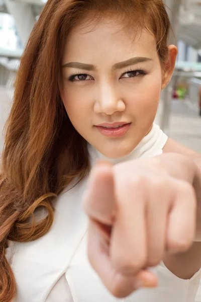 Selbstbewusste Frau, die mit dem Finger auf dich zeigt — Stockfoto