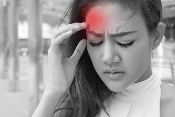 Zieke vrouw lijdt aan stress, hoofdpijn, migraine, kater — Stockfoto