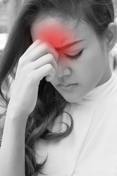 Sjuk kvinna lider av huvudvärk, migrän, baksmälla, stress — Stockfoto