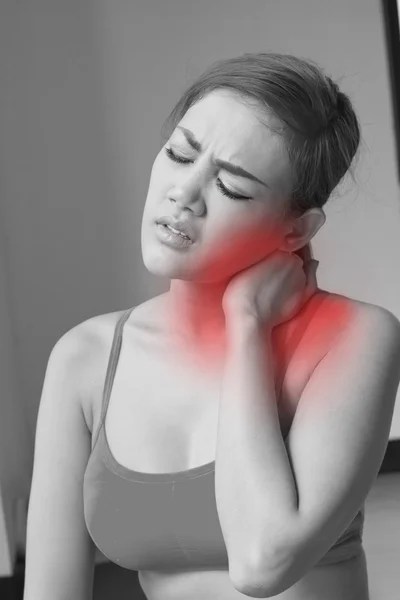 Mulher que sofre de dor no pescoço, lesão — Fotografia de Stock