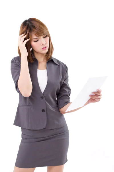 Boos, ongelukkig, negatieve Mood Business vrouw op zoek, lezen papier document — Stockfoto