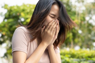 Alerjik hapşırık semptomu olan hasta kadın, boğaz ağrısı, grip, bulaşıcı virüs hastalığı, koronavirüs, alerji, sağlık bakımı konsepti;