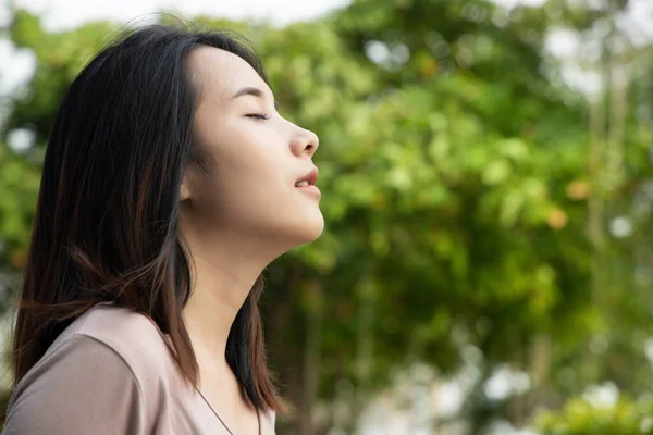 Happy Relaxed Woman Breathing Fresh Air Green Environment — Stock Photo, Image