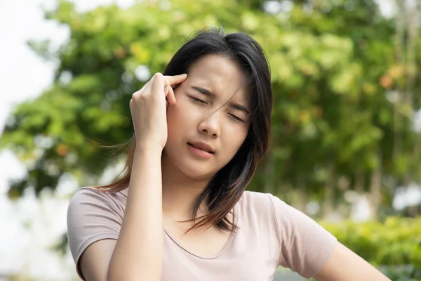 Sjuk Asiatisk Kvinna Med Feber Eller Huvudvärk Begreppet Virusinfektion Koronavirus Stockbild