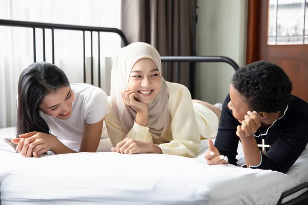 Grupo Amigos Multiétnicos Mujeres Multirraciales Con Diferentes Religiones Concepto Personas — Foto de Stock