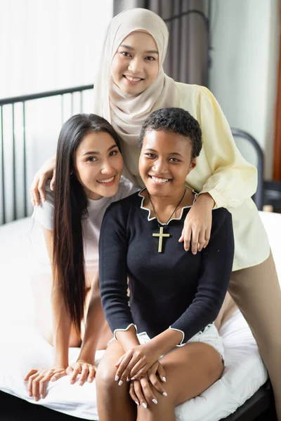 Grupo Amigos Multiétnicos Mujeres Multirraciales Con Diferentes Religiones Concepto Personas — Foto de Stock