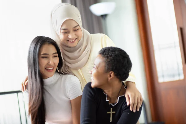 Groupe Amis Multiethniques Des Femmes Multiraciales Avec Différentes Religions Concept — Photo