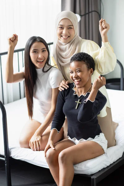 Grupo Amigos Multiétnicos Mujeres Multirraciales Con Diferentes Religiones Concepto Personas — Foto de Stock