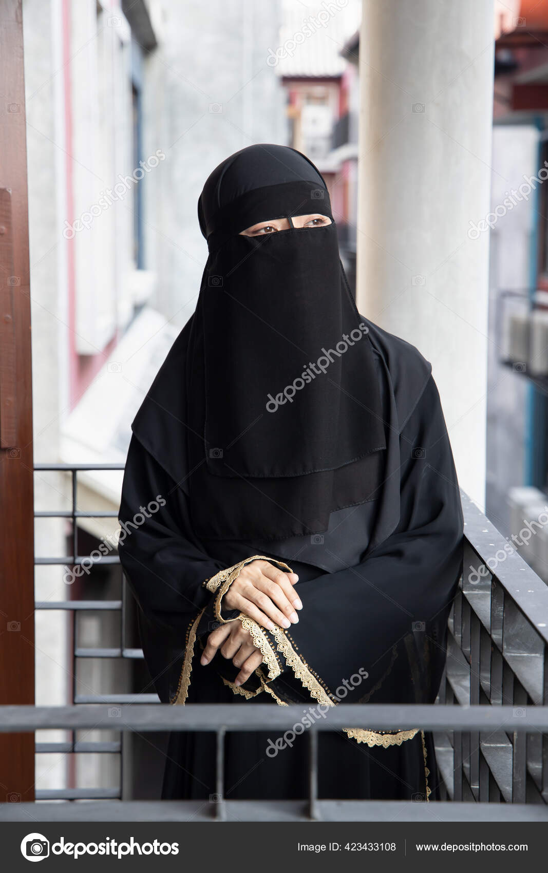 Retrato De Una Mujer Musulmana Hermosa En La Ropa Islámica Tradicional Y  Cubrir Sus Cabezas, Ufa Fotos, retratos, imágenes y fotografía de archivo  libres de derecho. Image 70704503